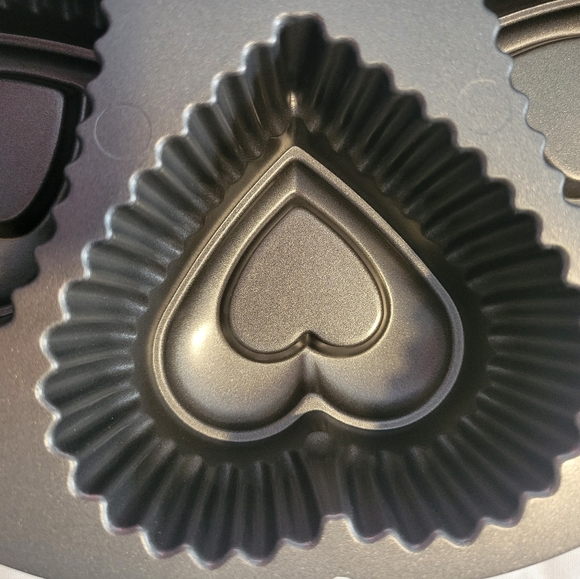Wilton Dimensions 6 Mini Heart Cake Pan Bakeware Cast Heavy Aluminum- SET OF 2 - Picture 9 of 13
